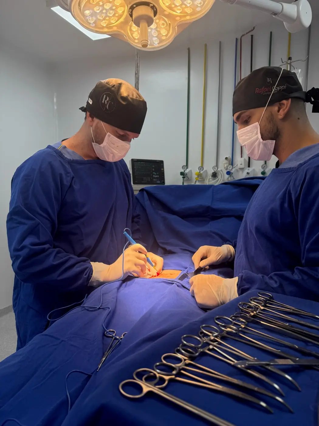 Dr. Rafael Coppi e equipe em cirurgia ambulatorial